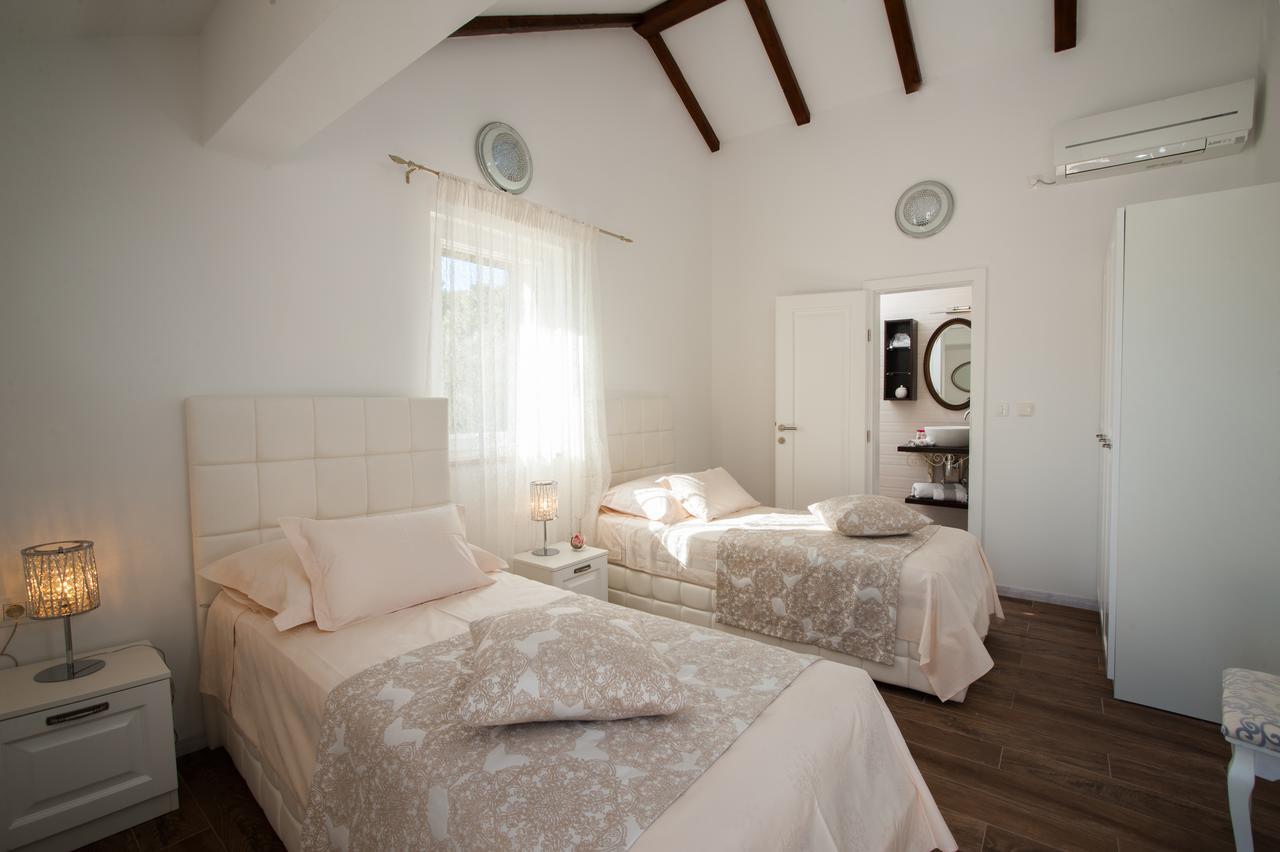 Luxury Villa Kate - In Lucice Bay With Turquoise Sea, Amazing Seaviews, And Heated Pool Milna  Extérieur photo